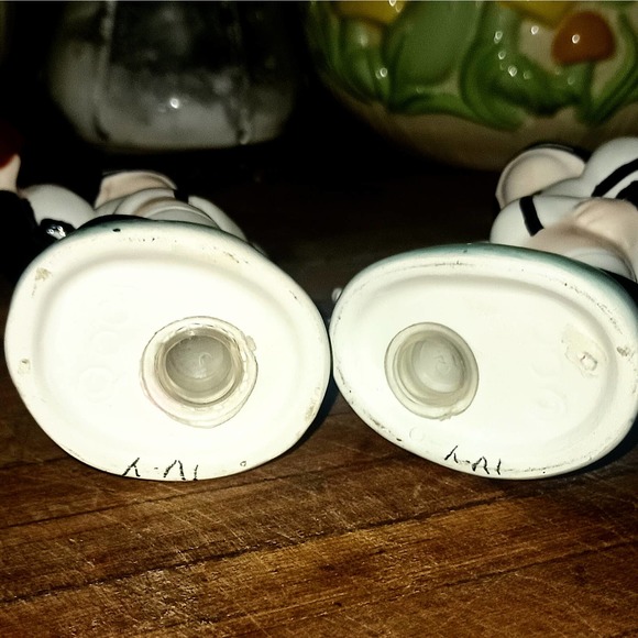 VTG B&W FOOTBALL PLAYERS SALT & PEPPER SHAKERS - Picture 3 of 7